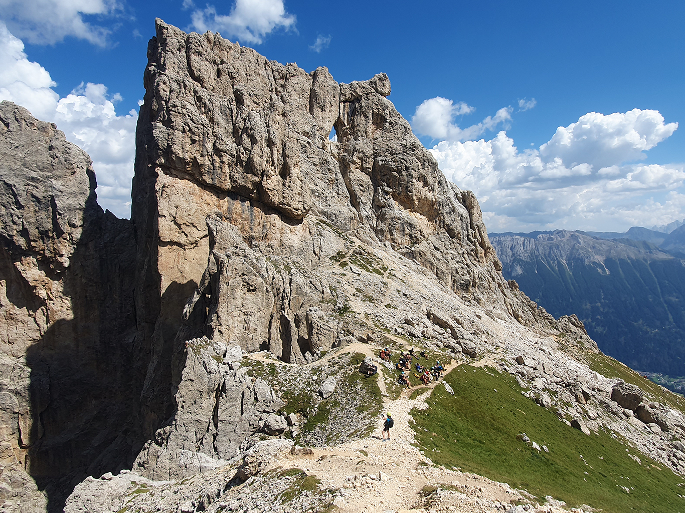 Odpočinek pod skalním masivem Torre Finestra po vylezení via ferraty Masaré