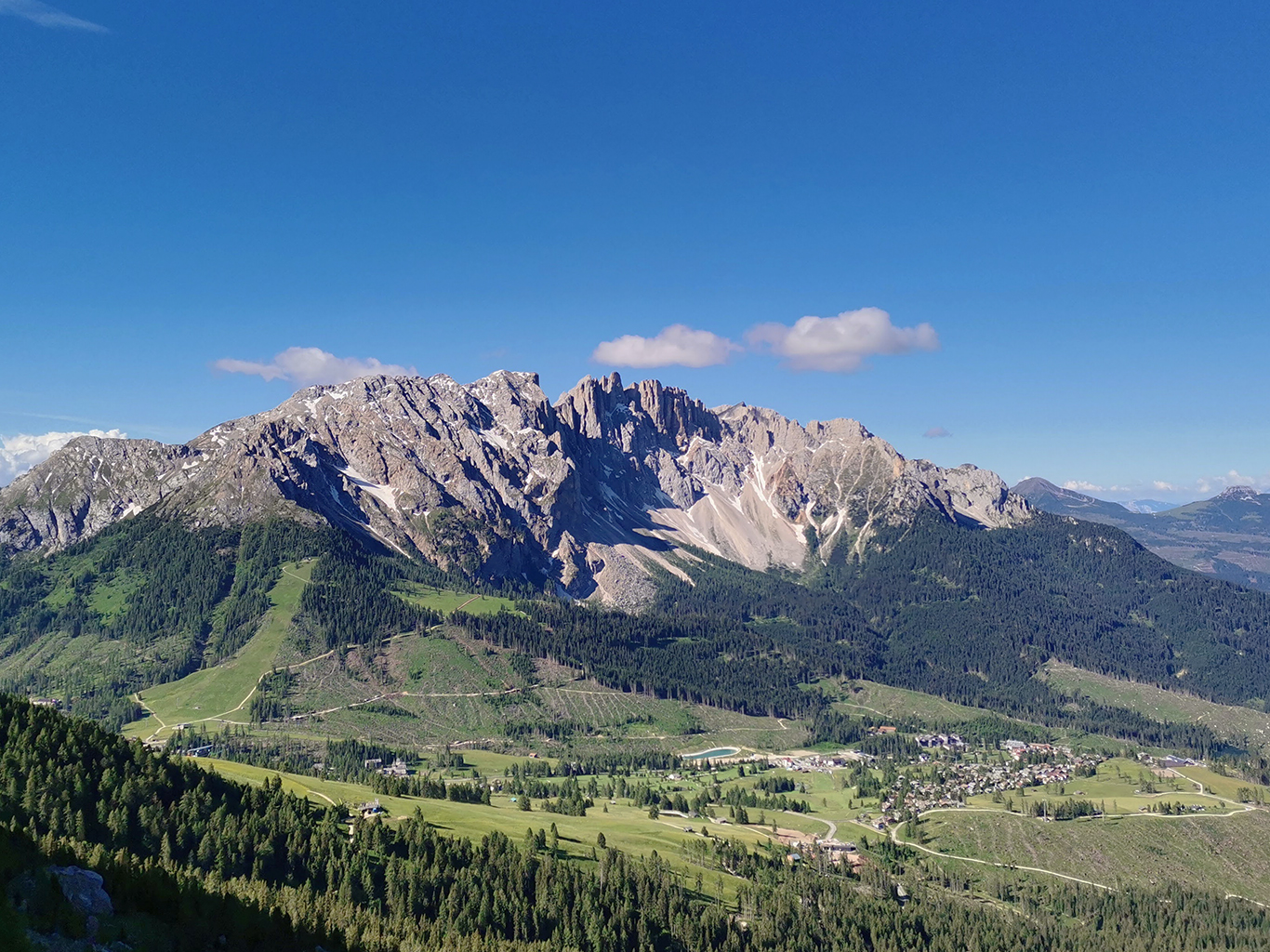 Pohled, který si užijí jak turisti, tak ferratisti cestou do sedla Vajolon