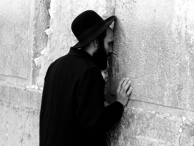 Modlící se věřící u Zdi nářků v Jeruzalémě