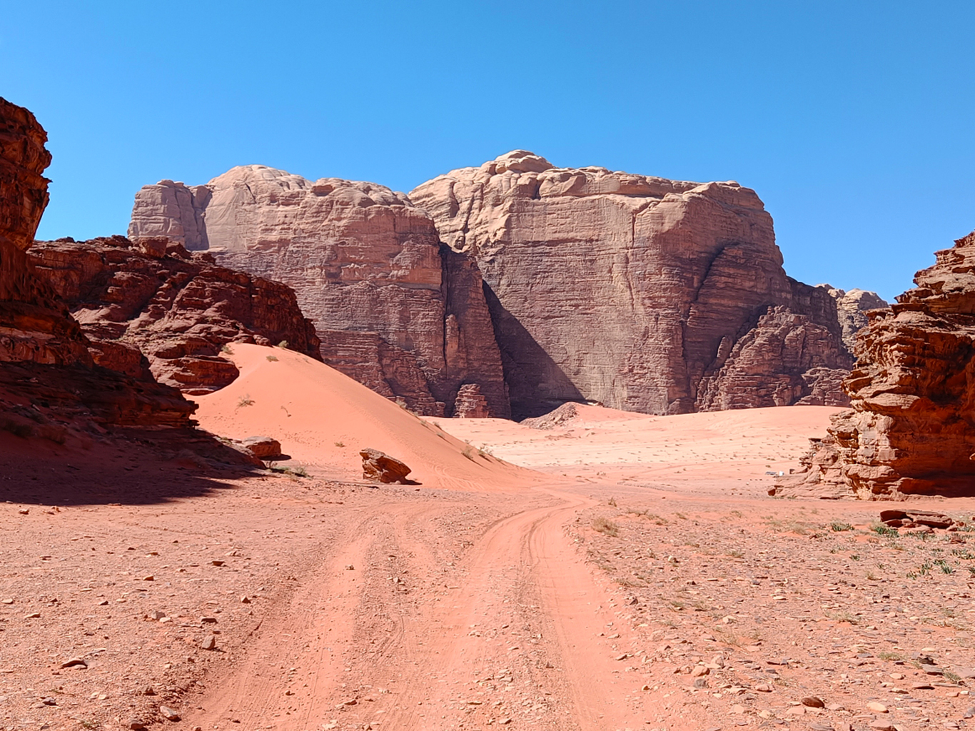 Pískovcové hory ve Wadi Rum lákají nejen turisty, ale i horolezce