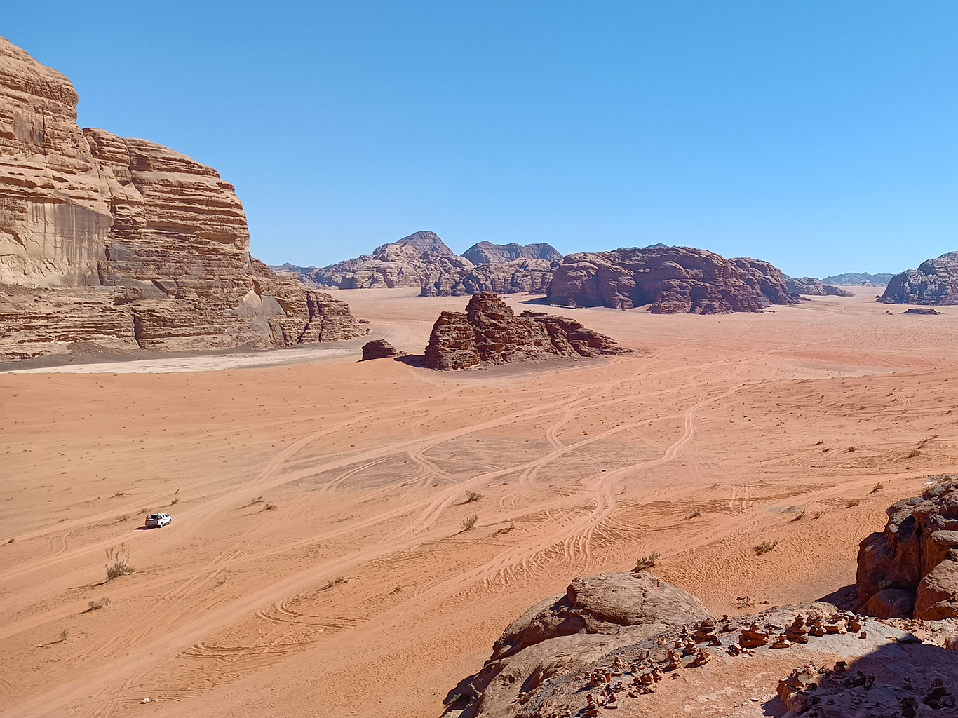 Pouštní krajina Wadi Rum připomíná spíše krajinu na Marsu
