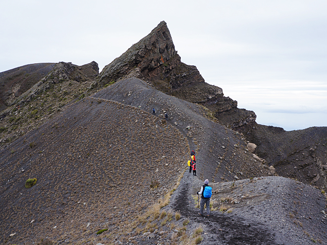 Cesta na vrchol Mt. Meru vede sopečnou krajinou