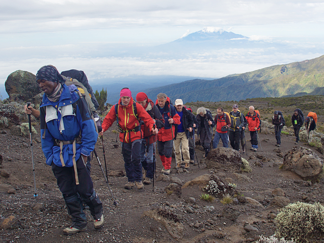 Výstup na Kilimandžáro, nejvyšší horu Afriky, vede místní zkušený vůdce