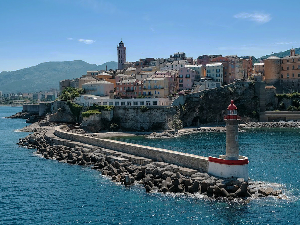 Slunné město Bastia je hlavní přístav Korsiky