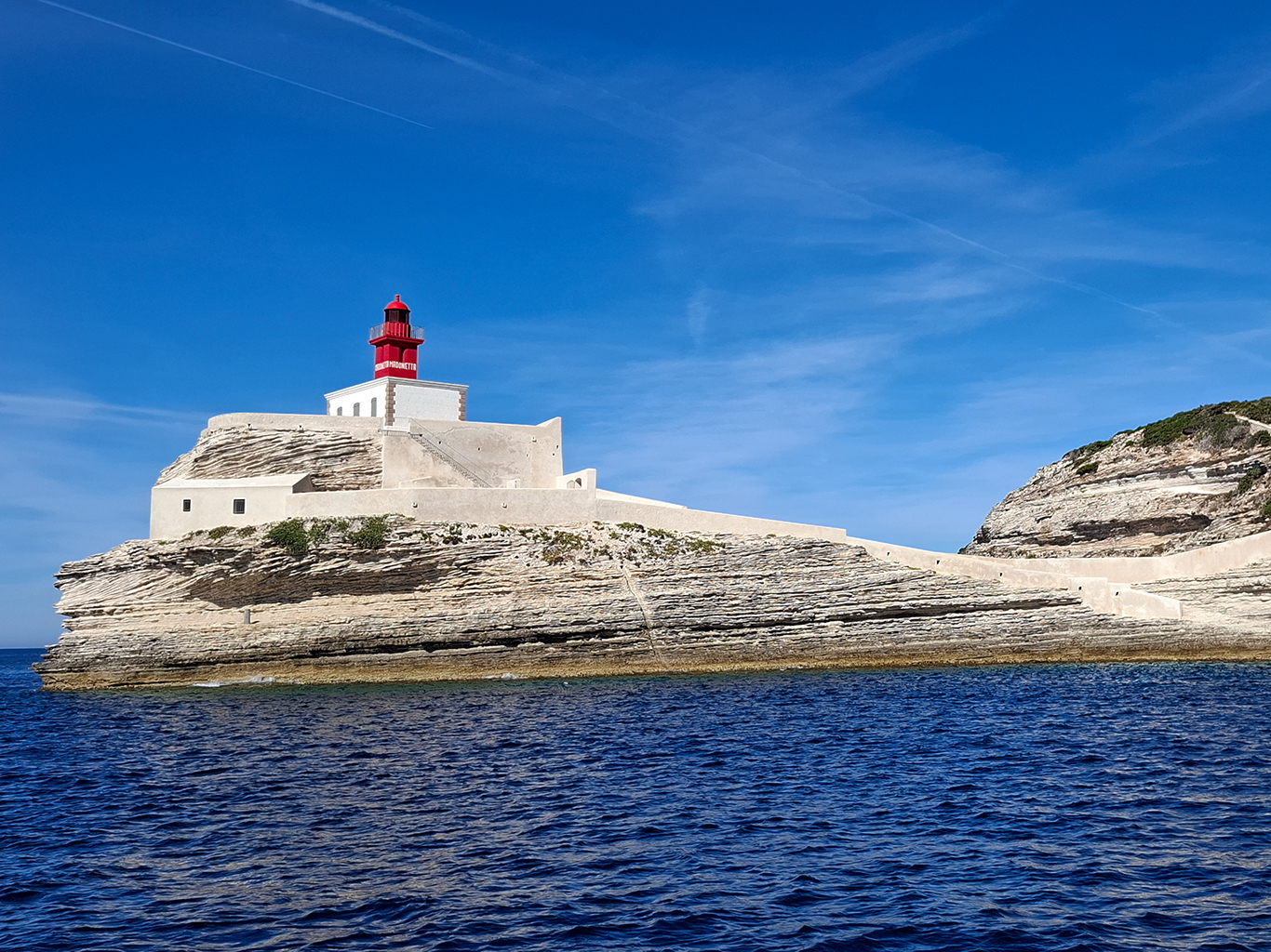 Maják Phare de la Madonetta u vstupu do přístavu v Bonifaciu
