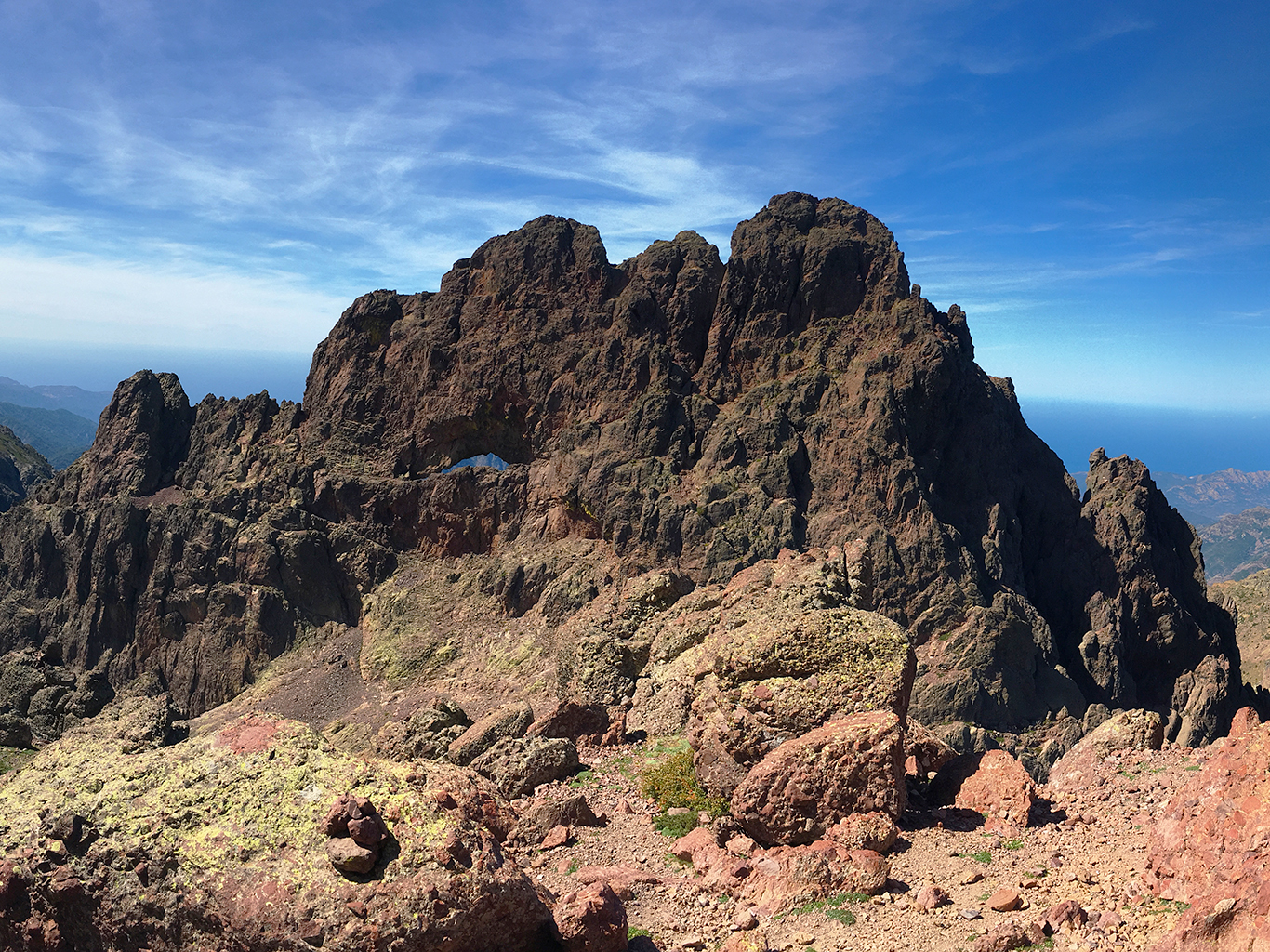 Vrchol Capu Tafunatu se skalním oknem leží nedaleko hory Paglia Orba