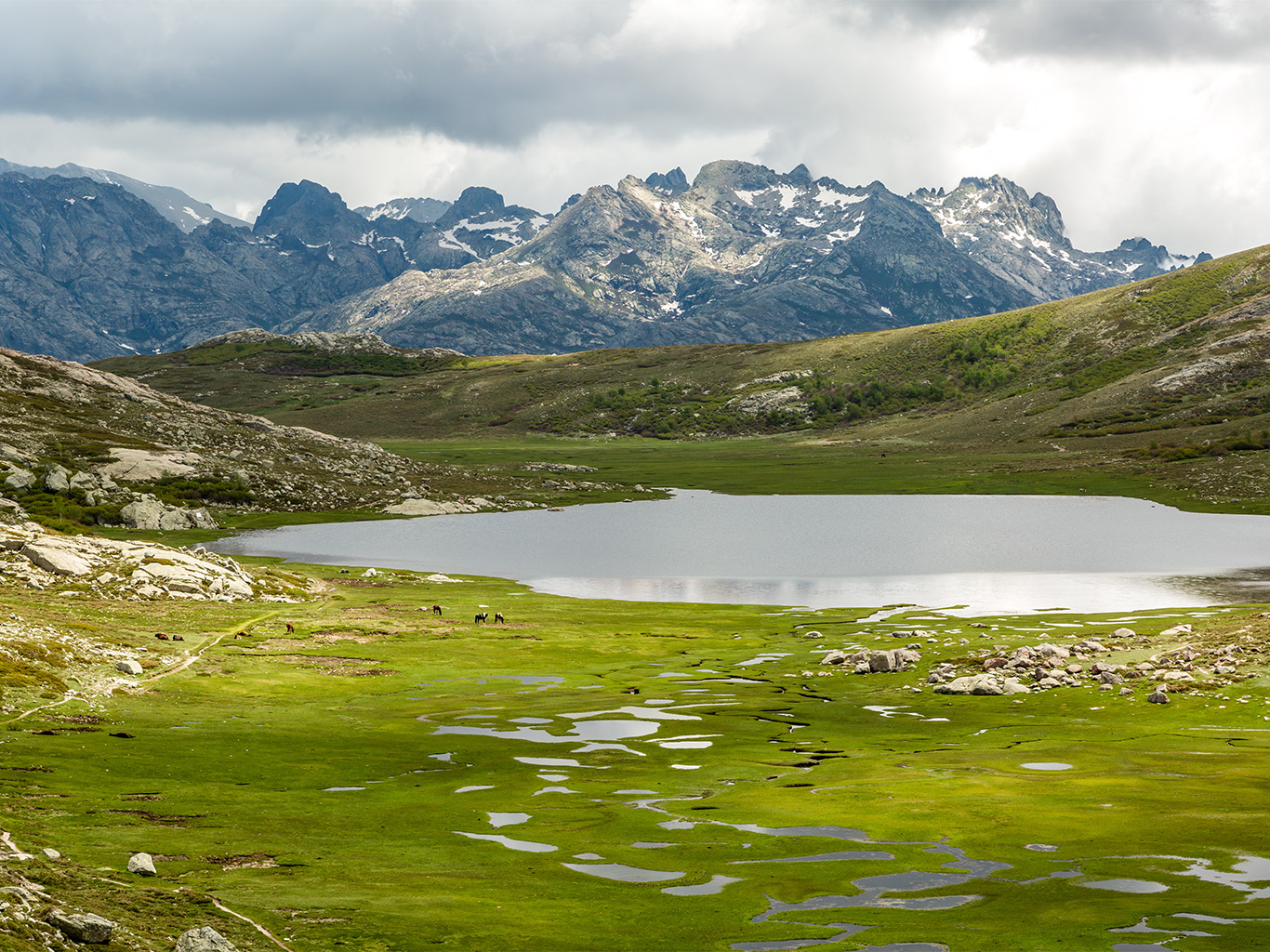 Horské jezero Nino se nachází na široké náhorní plošině