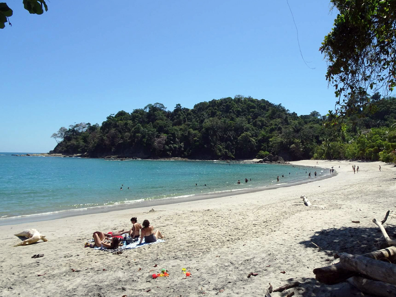 Koupání v tyrkysu na plážích národního parku Manuel Antonio