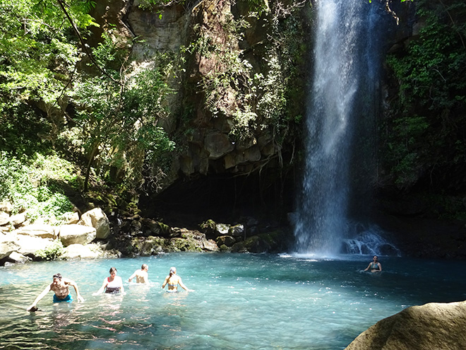 Koupání pod vodopádem La Cangreja v národním parku Rincon de la Vieja