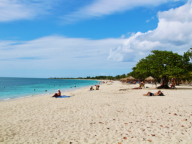 Písečná pláž Ancón omývaná modrozeleným Karibským mořem