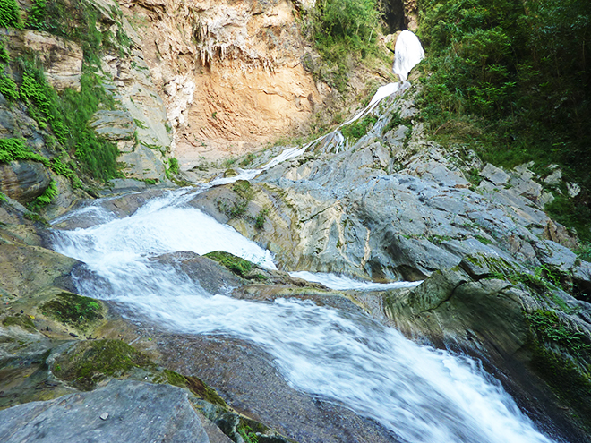 Kaskádovitý vodopád Salto de Caburní v přírodní rezervaci Topes de Collantes