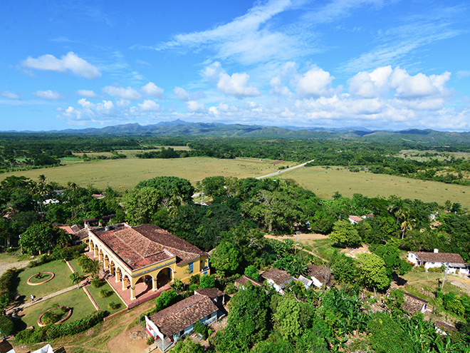 Výhled z věže na bývalou haciendu Manaca-Iznaga v Údolí cukrovarů