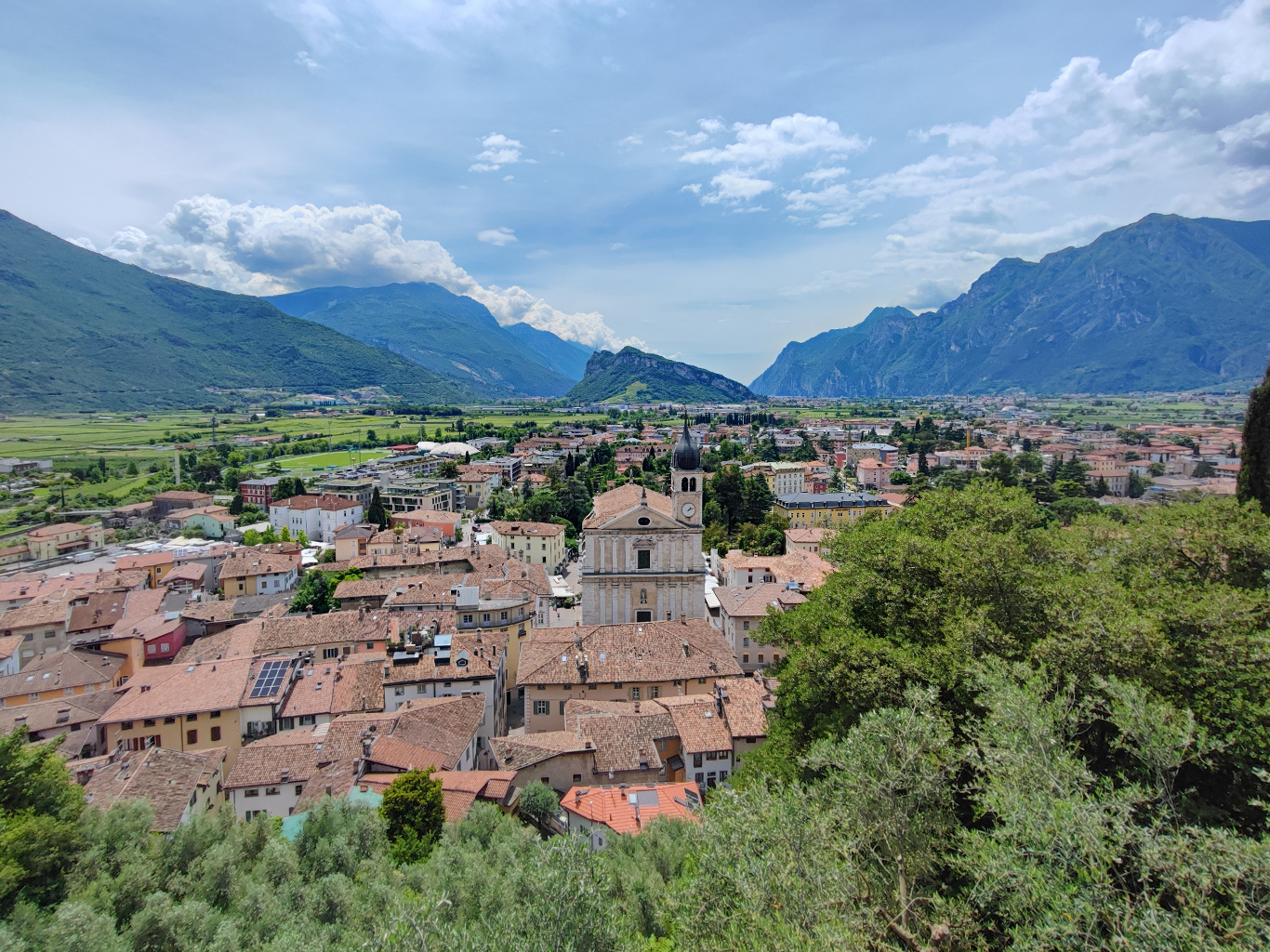 Městečko Arco leží v severním cípu jezera Lago di Garda