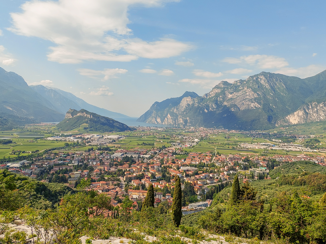 Arco s horou Monte Brione a skalními útesy tyčícími se nad Gardským jezerem