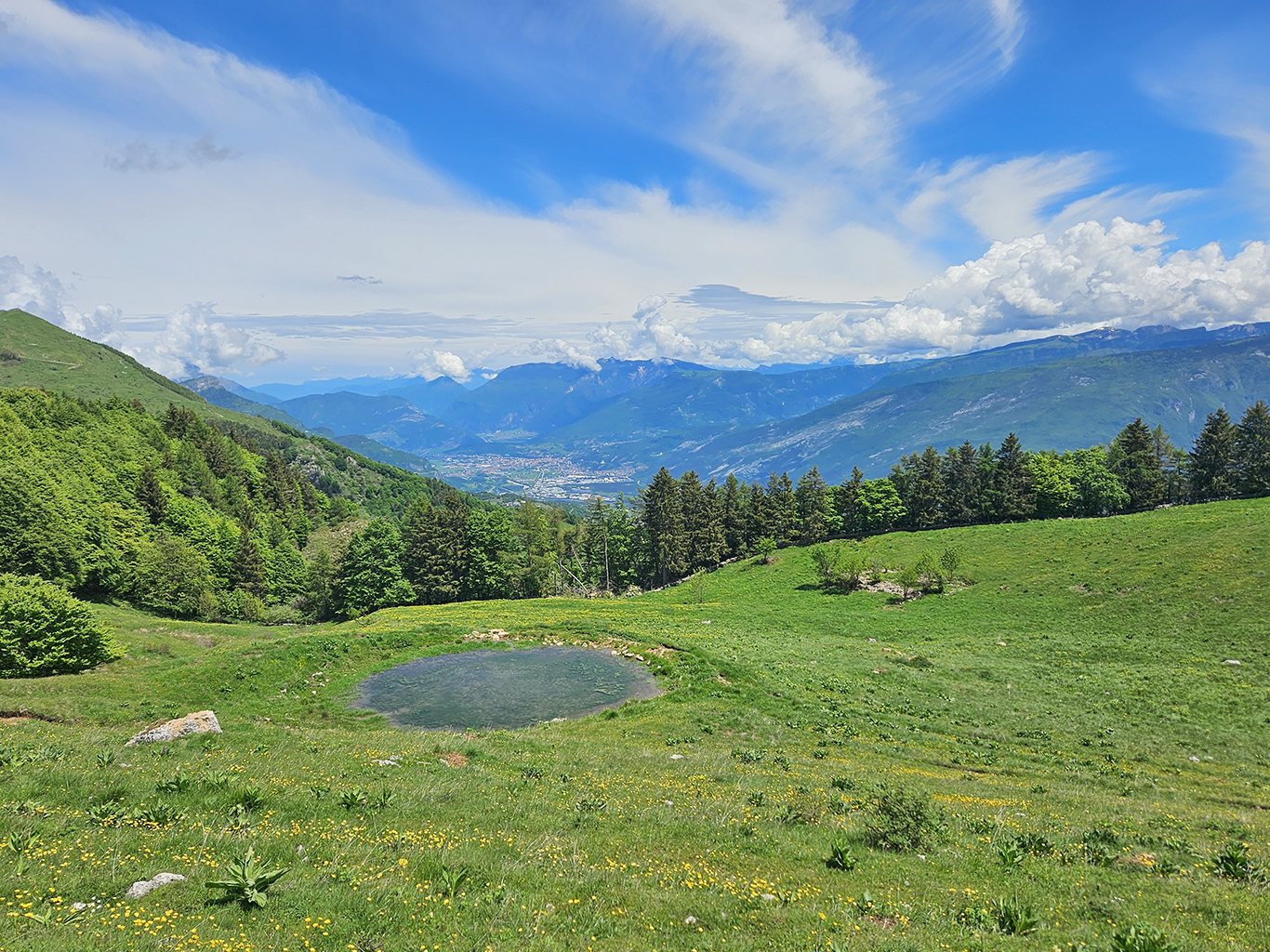 Sestup z vrcholů masivu Monte Baldo nabízí krásné výhledy do údolí