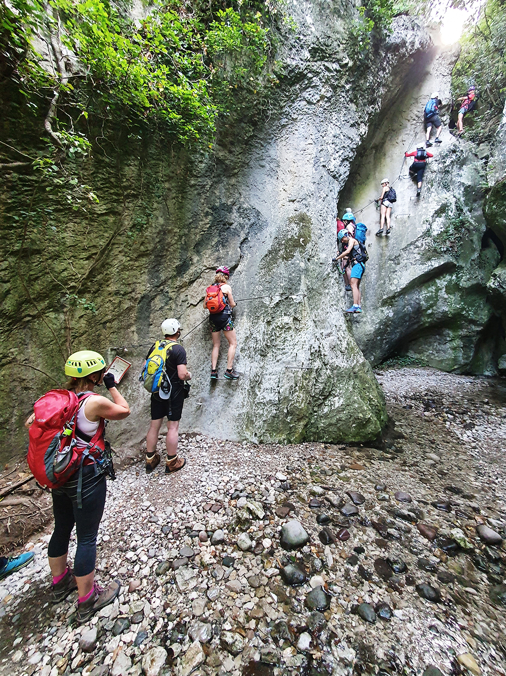 Ferrata Rio Sallagoni začíná v soutěsce