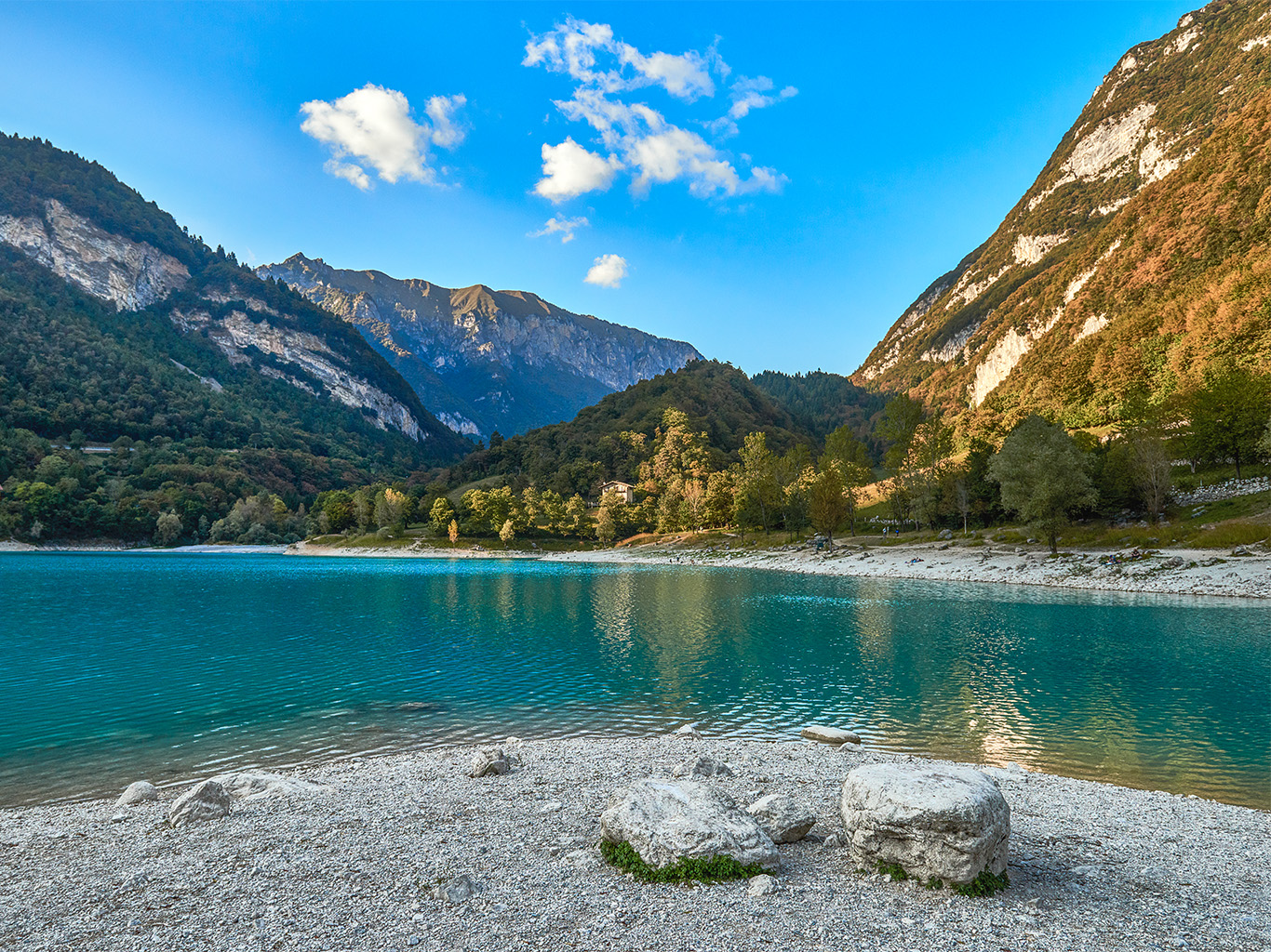 Tyrkysově modré jezero Lago di Tenno