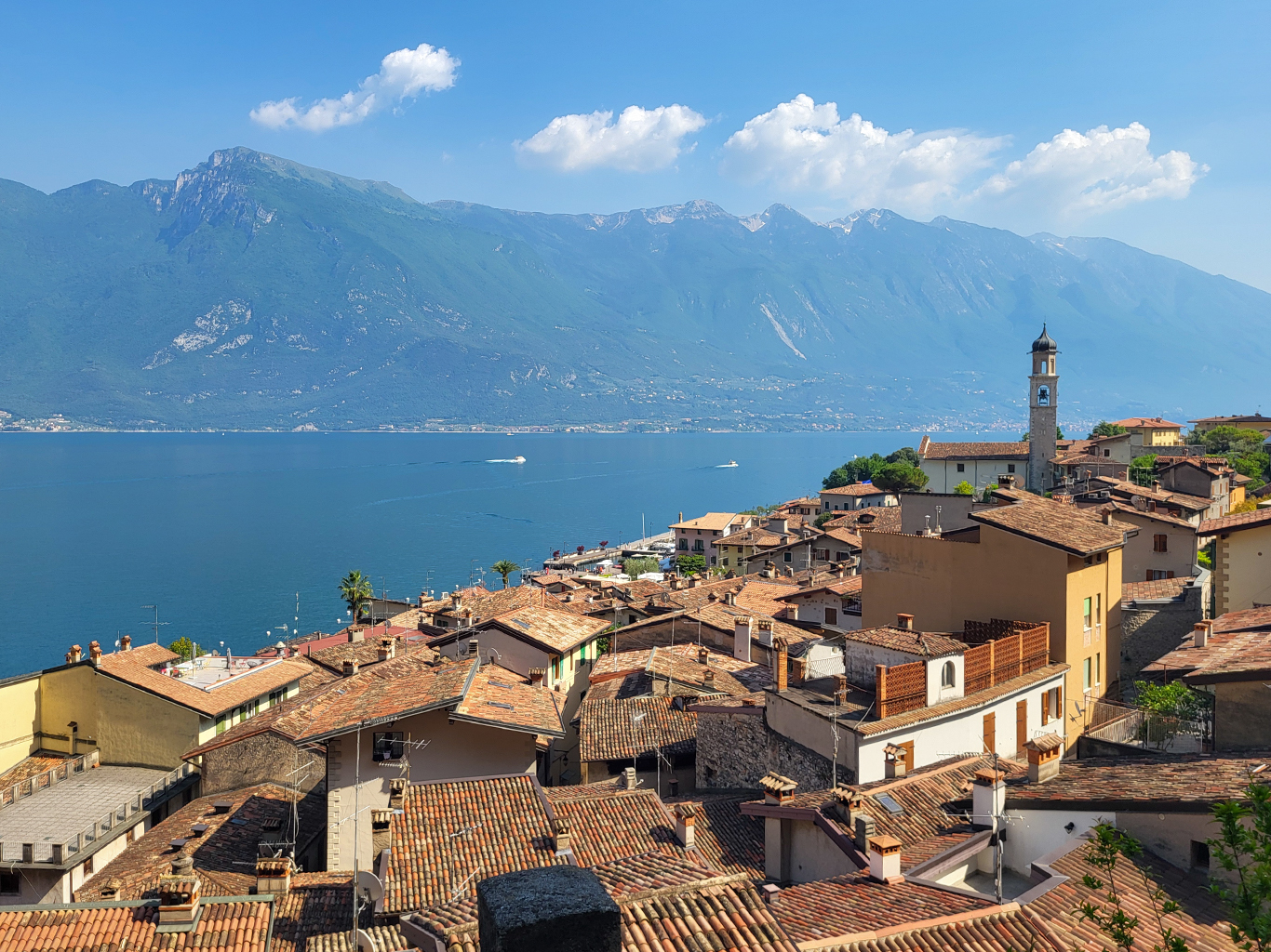 Malebné městečko Limone sul Garda leží mezi horami a jezerem