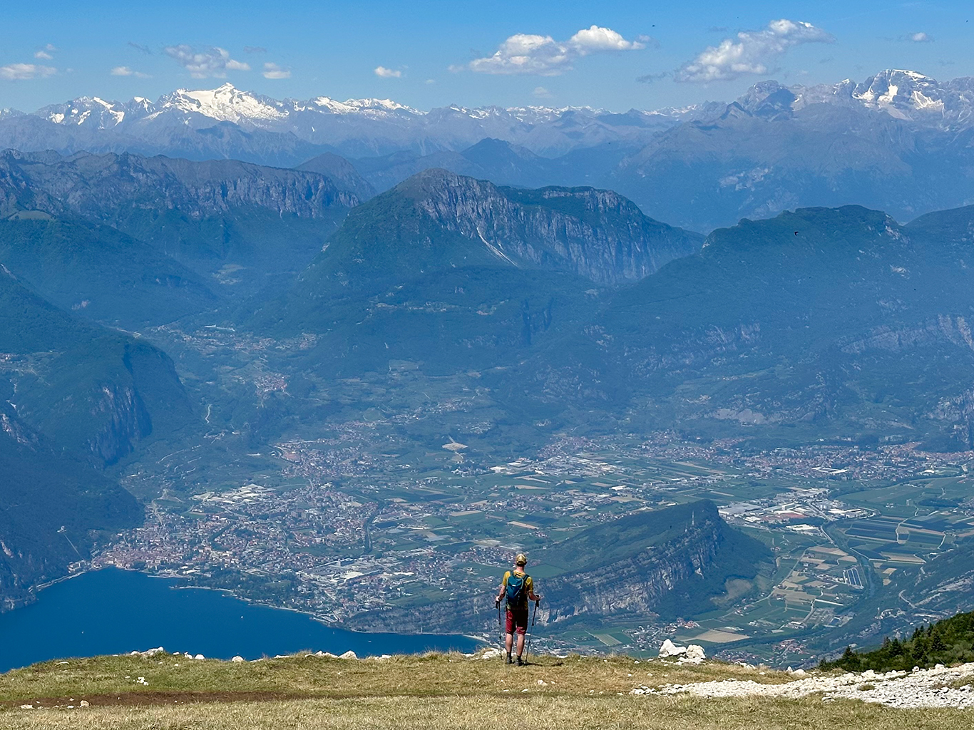 Z vrcholu Monte Altissimo lze dohlédnout na zasněžený vrcholky Alp