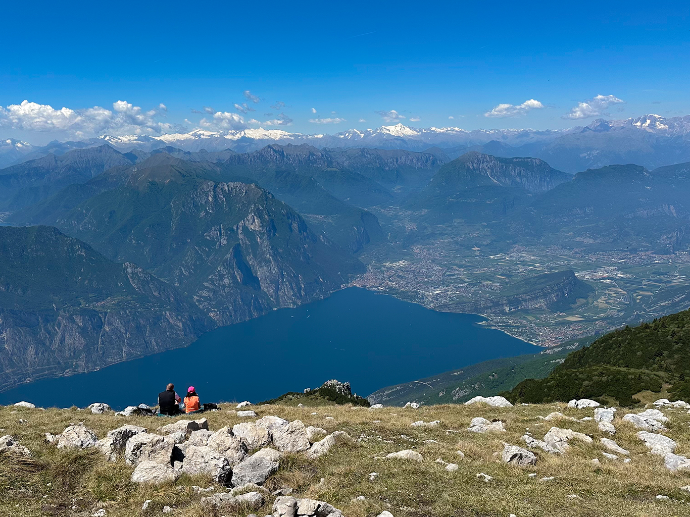 Dechberoucí pohled na jezero Garda z vrcholu Monte Altissimo di Nago