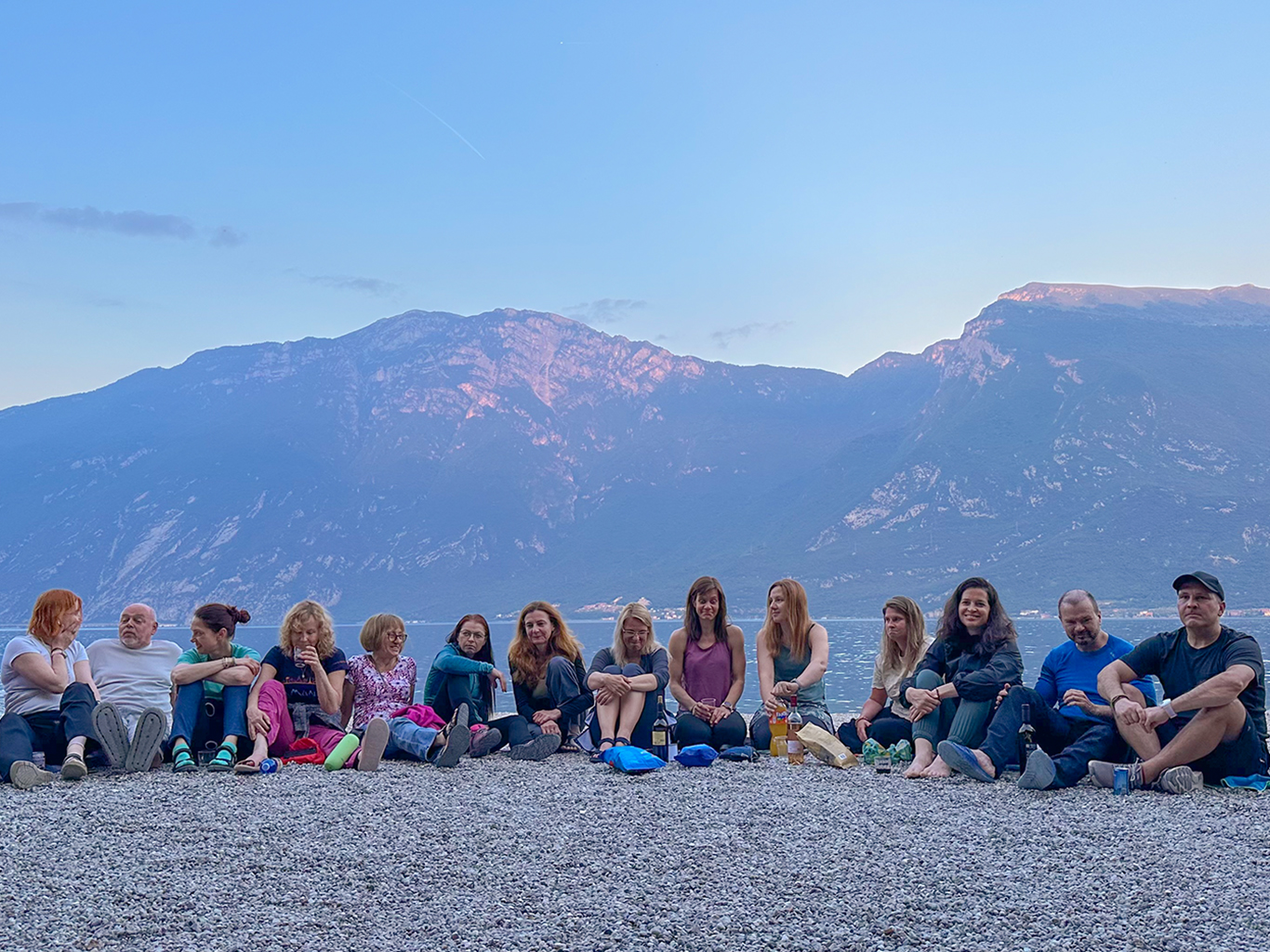 Večerní posezení na pláži u jezera Lago di Garda