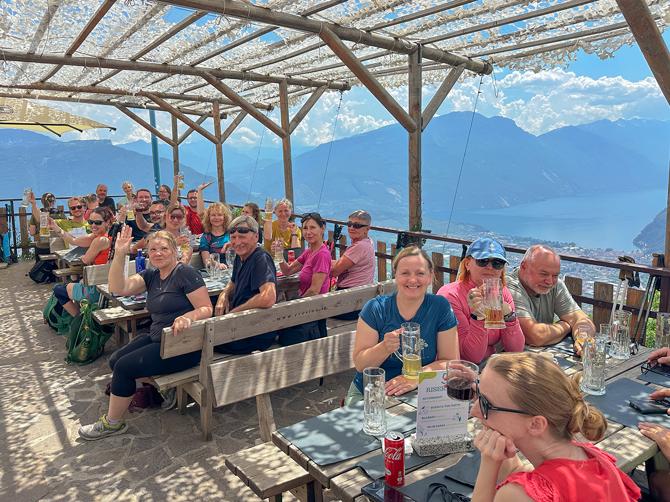 Zasloužené občerstvení na chatě San Pietro s výhledem na jezero Garda