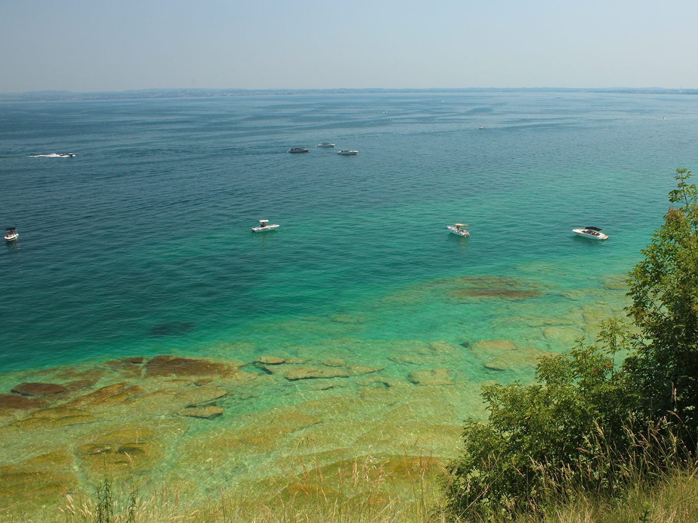 Městečko Sirmione obklopují ze tří stran vody Gardského jezera