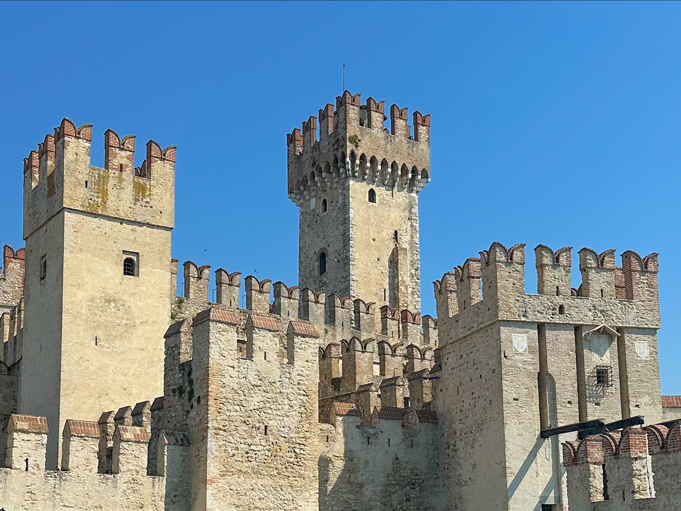 Dominantou městečka Sirmione je vodní hrad Castello Scaligero
