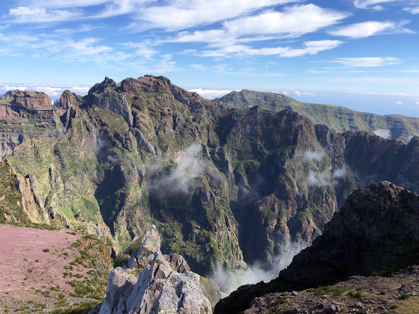 Výhled z masivu Pico Arieiro na horu Pico Ruivo (vlevo) a Achada do Teixeira