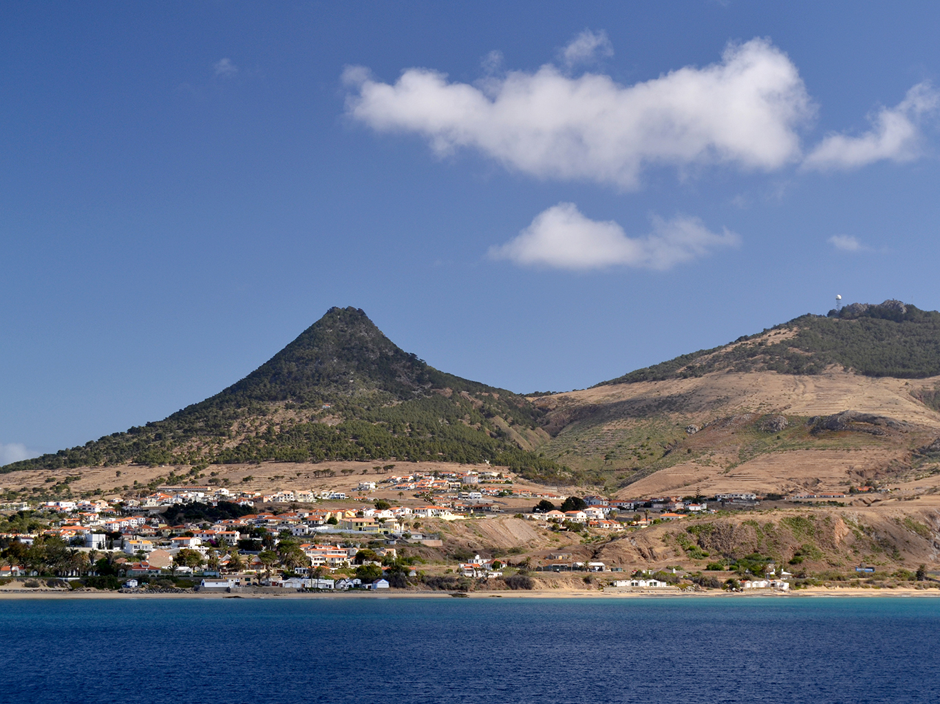 Ostrov Porto Santo leží asi 43 km severovýchodně od Madeiry