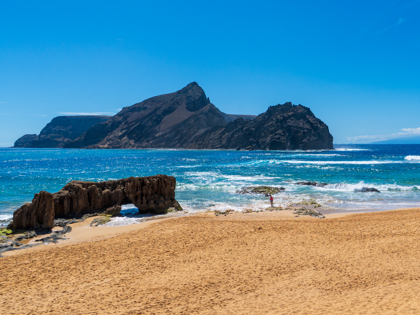 Pláž se zlatavým pískem patří mezi největší lákadla ostrova Porto Santo