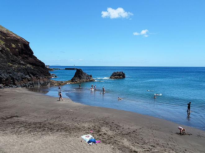 Prainha je jediná přírodní písečná pláž na Madeiře
