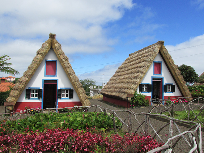 Tradiční trojúhelníkové domečky ve vesnici Santana