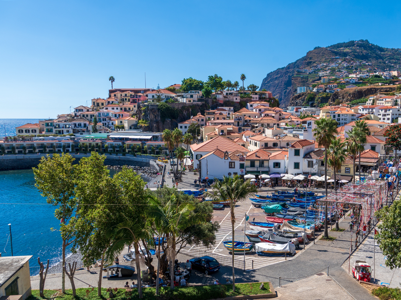 Câmara de Lobos má příjemnou atmosféru rybářského městečka
