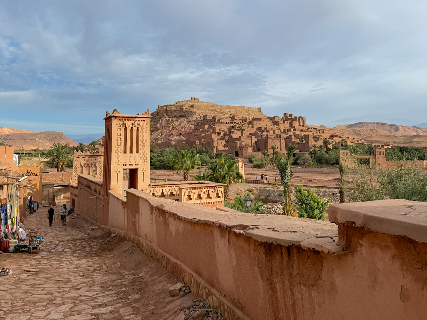 Hliněné uličky ksaru Aït Benhaddou slouží k prodeji lokálních výrobků
