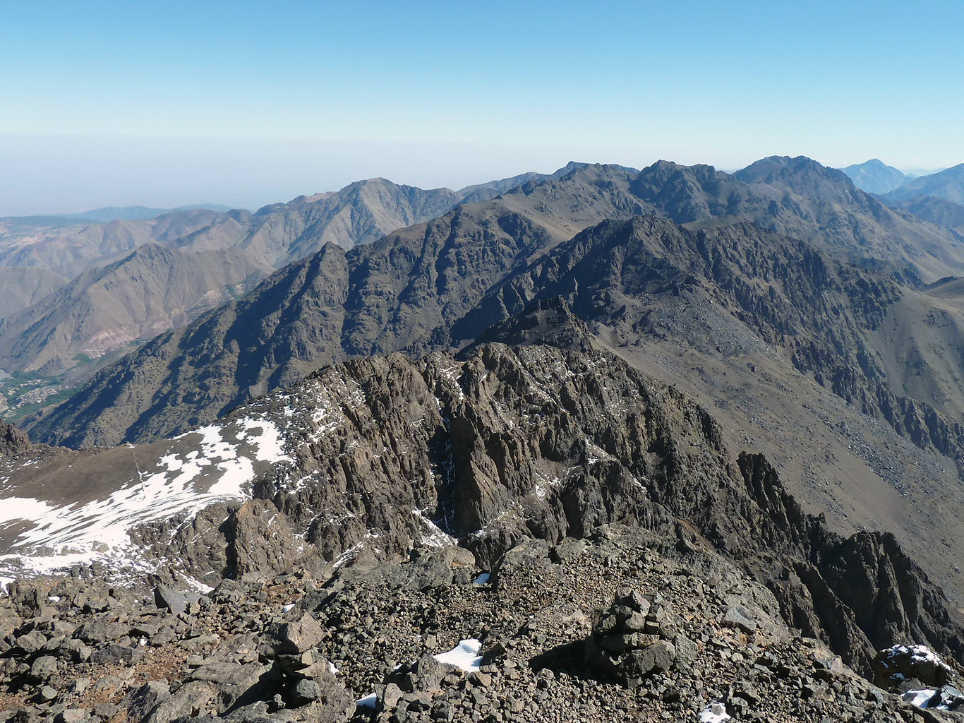 Pohled z vrcholu Jebel Toubkal, nejvyšší hory Maroka 