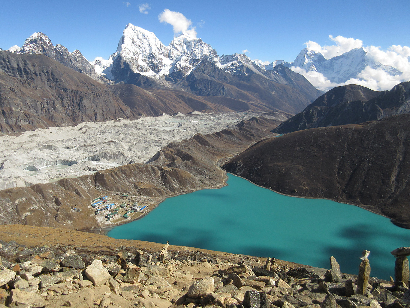 Impozantní pohled z Gokyo Ri na vesnici Gokyo a jezero Dudh Pokhari