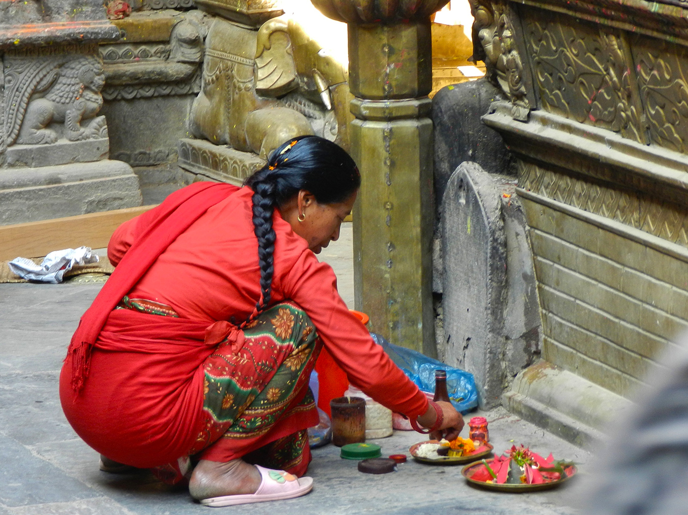 Příprava obětních darů k modlitbě puja (Swayambhunáth, Káthmándú)