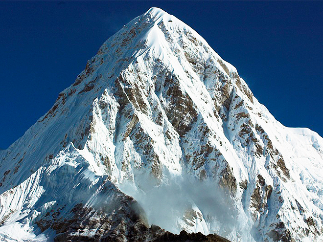Sedmitisícová hora Pumori značí hranice Tibetu s Nepálem