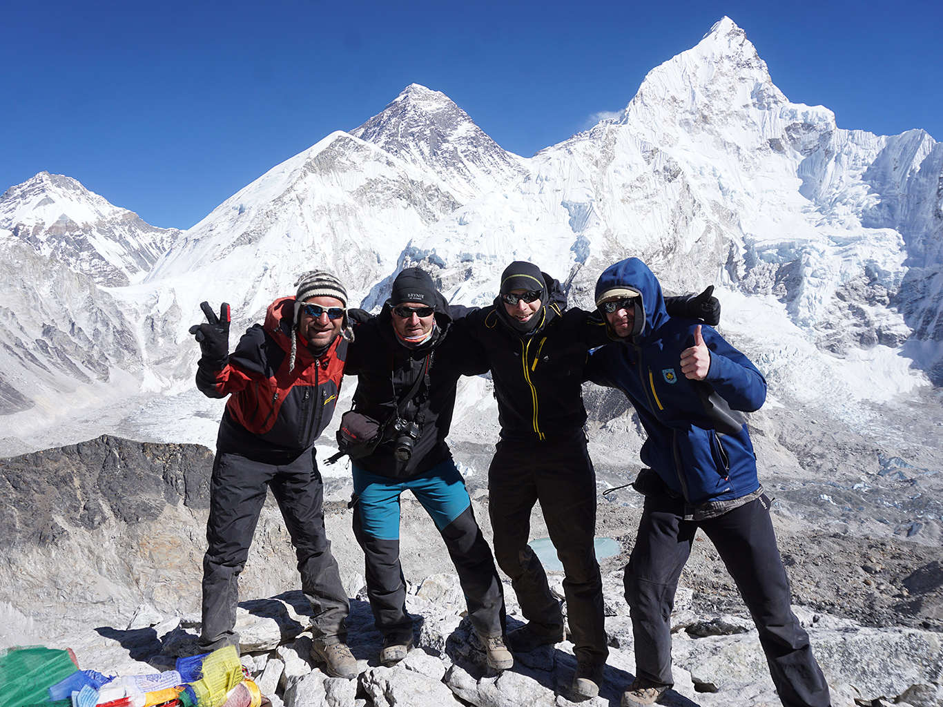 Vrcholová radost na Kala Pattaru, v pozadí Khumbutse, Everest, Nuptse