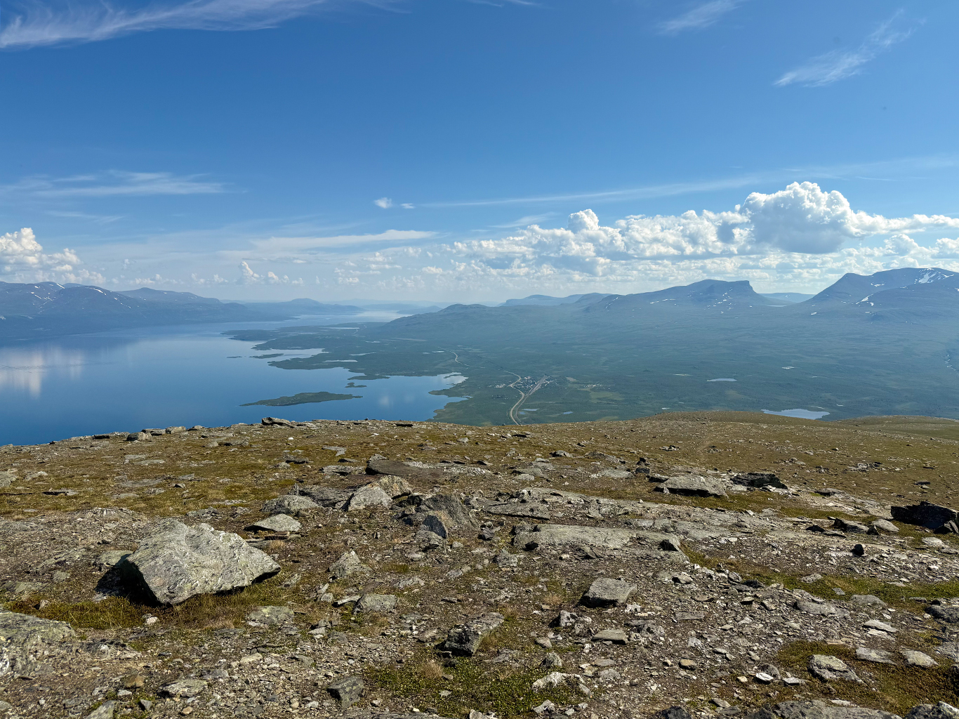 Pohled na hladinu jezera Torneträsk a Laponskou bránu v NP Abisko