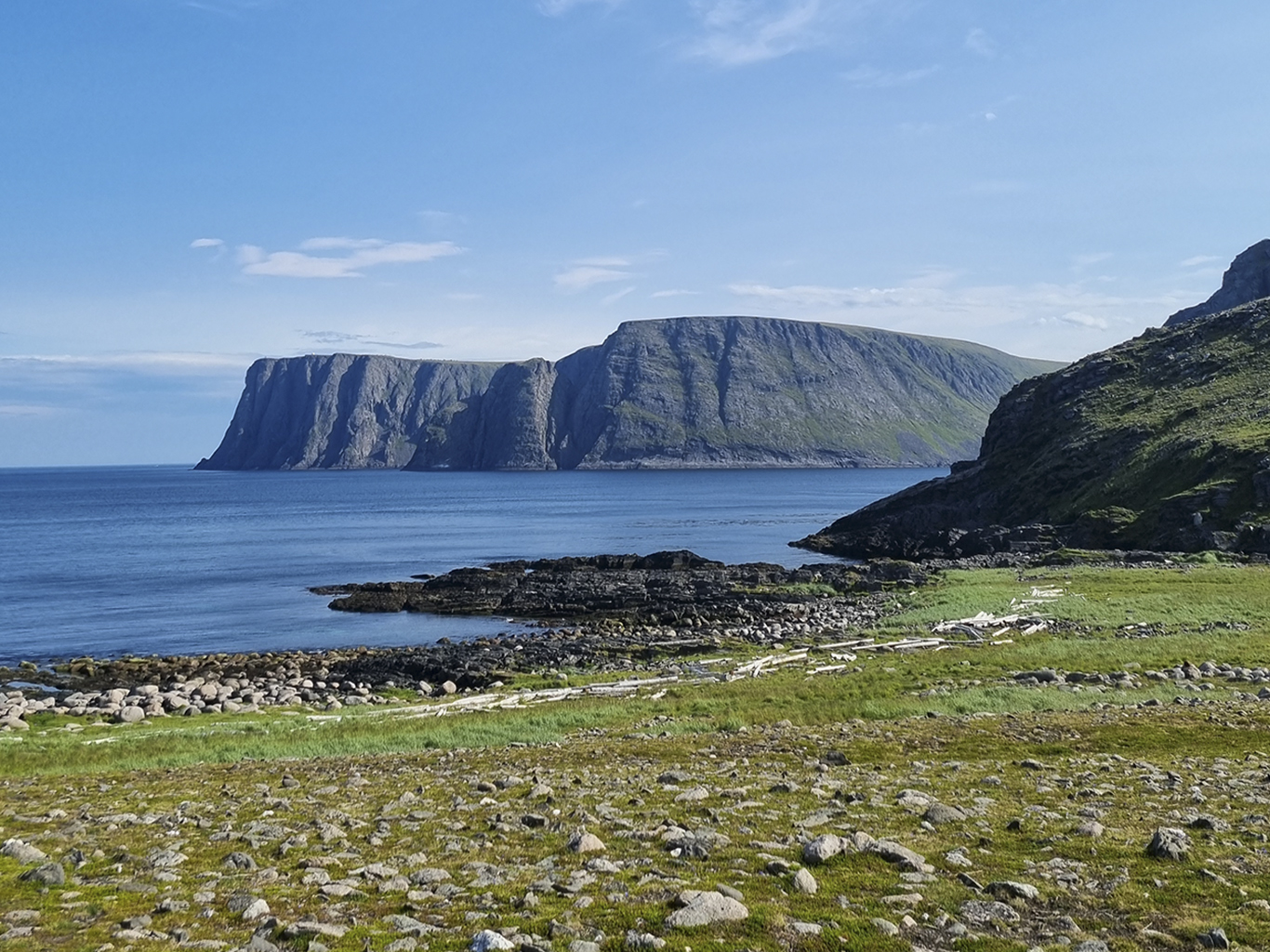 Z útesu Knivskjelodden je na dohled impozantní 307 m vysoký Nordkapp
