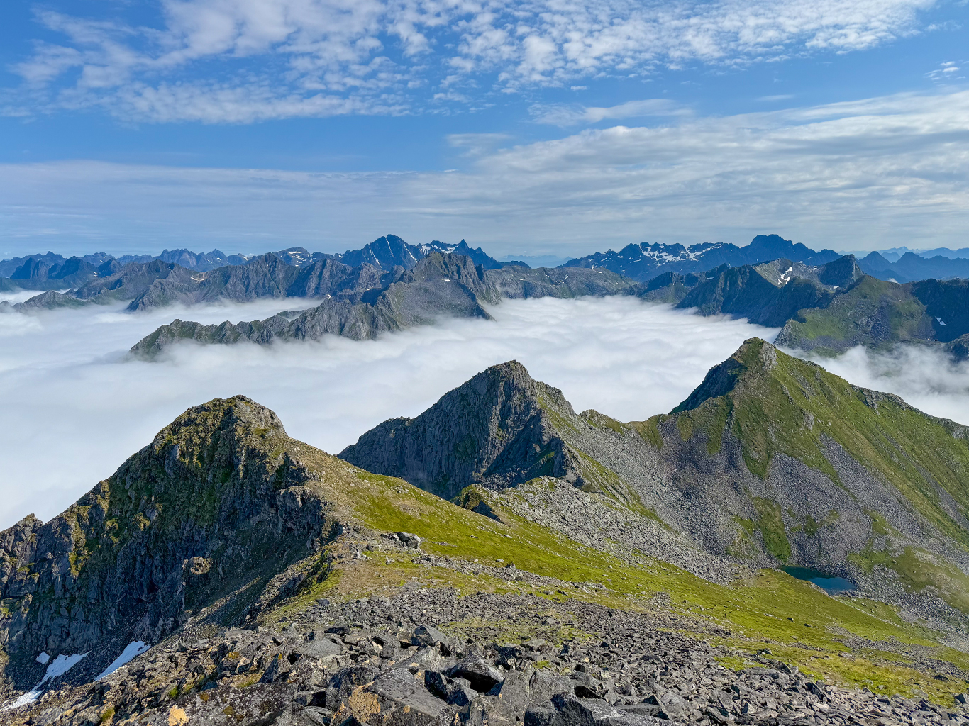 Vrchol Matmora nabízí krásný výhled na okolní hory souostroví Lofoty