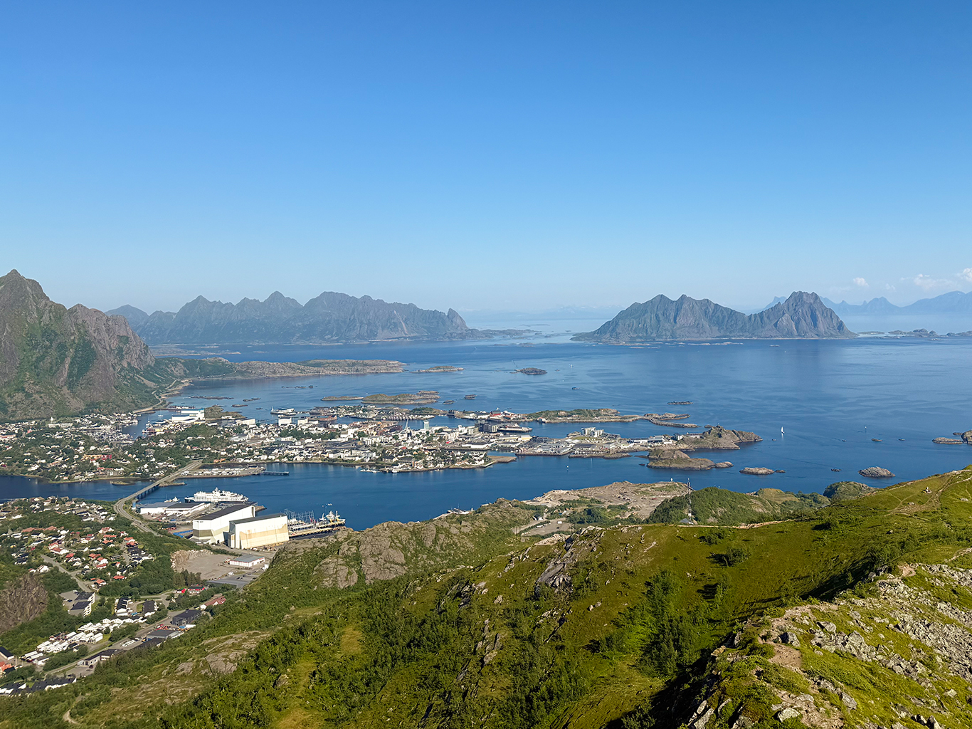 Jedním z největších měst souostroví Lofoty je přístav Svolvær