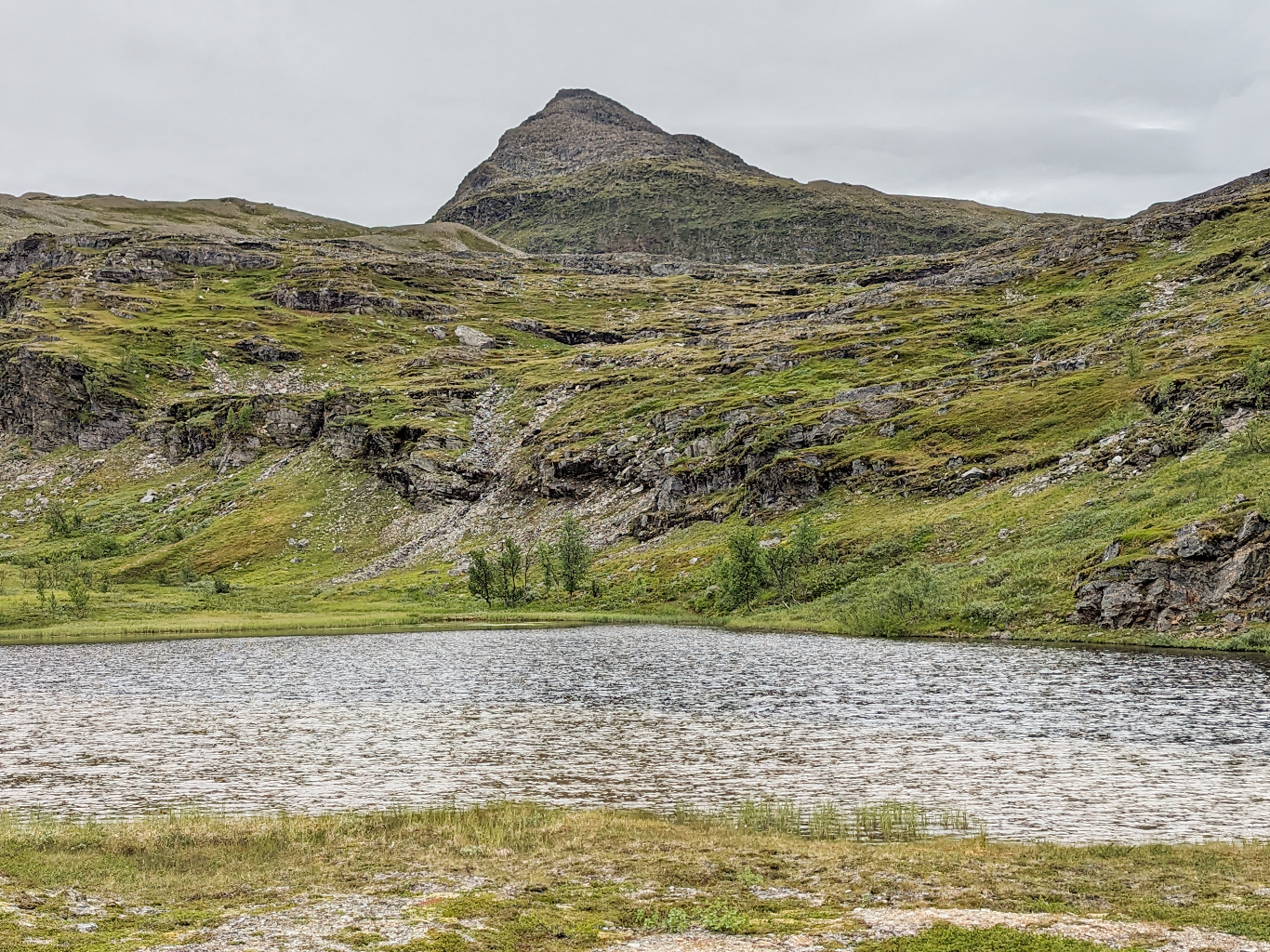 Vrchol Jyppyrä (876 m) poskytuje výhledy na Lyngenské Alpy