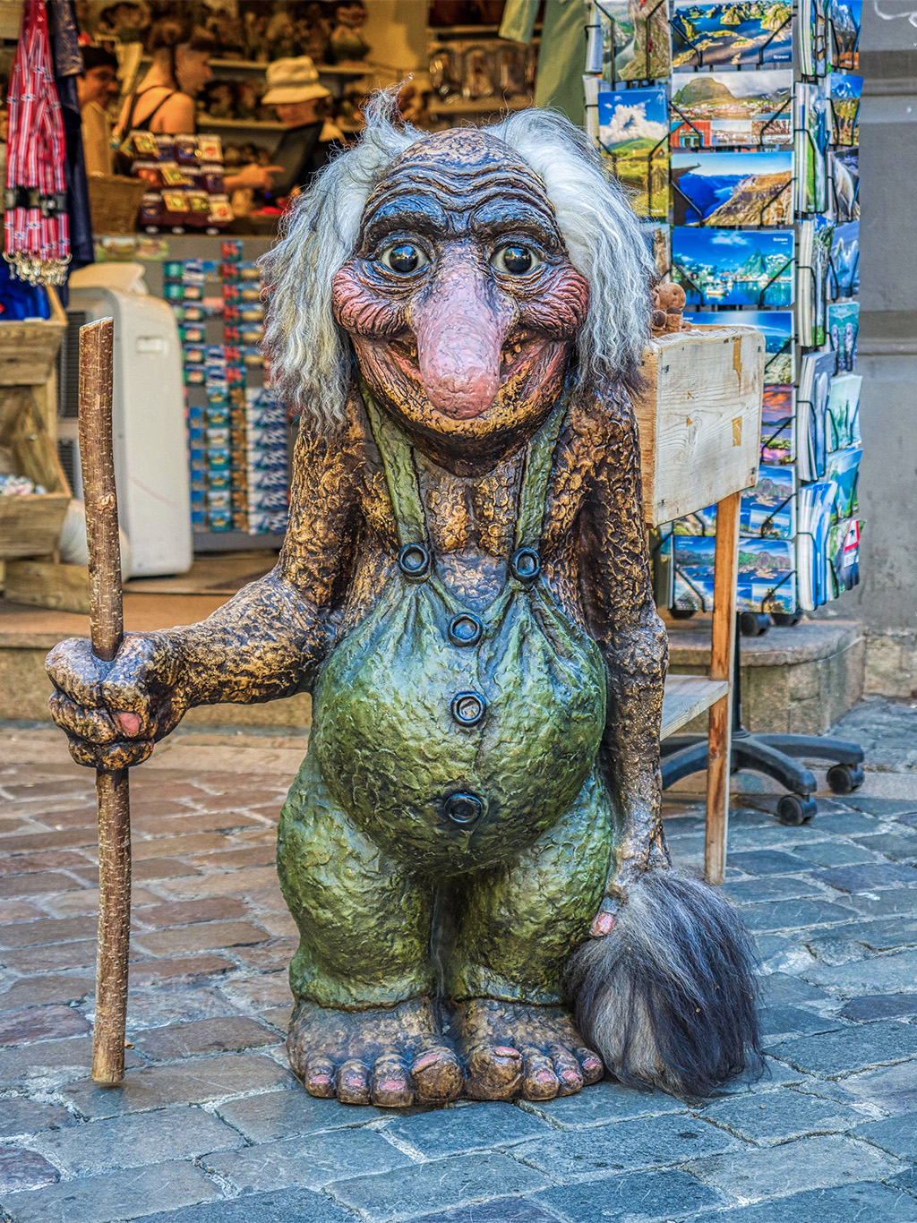 Typický troll má rozcuchané vlasy, dlouhý nos a baculaté bříško