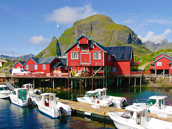 Rybářské domy rorbuer a malý přístav ve vesnici Å na Lofotech