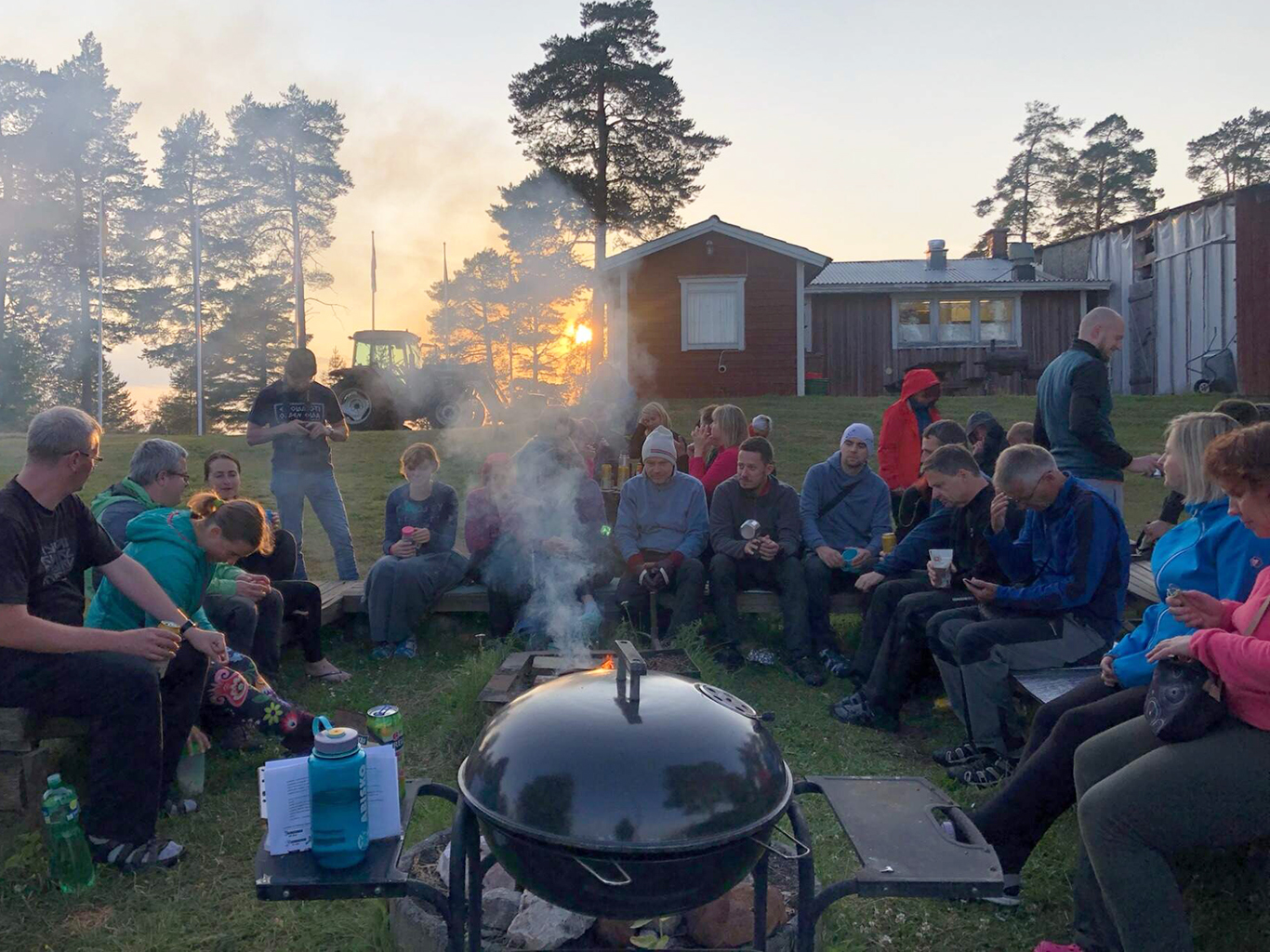 Společné grilování v kempu během zájezdu do Norska a Švédska