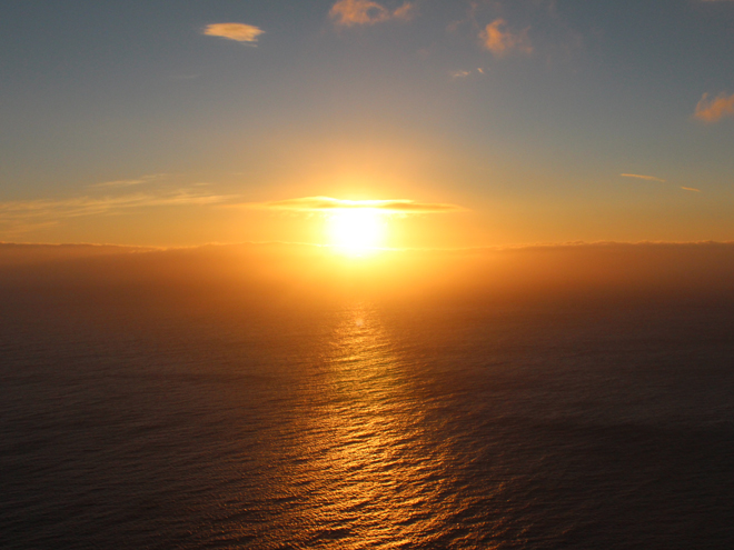 Půlnoční slunce nad Severním ledovým oceánem