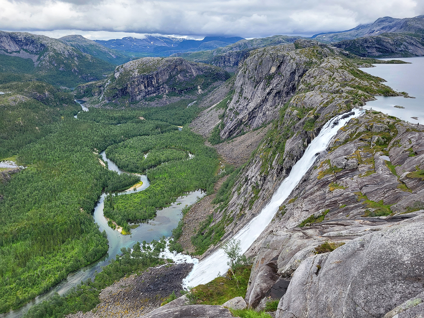 Mohutný vodopád Litlverivassfossen v národním parku Rago